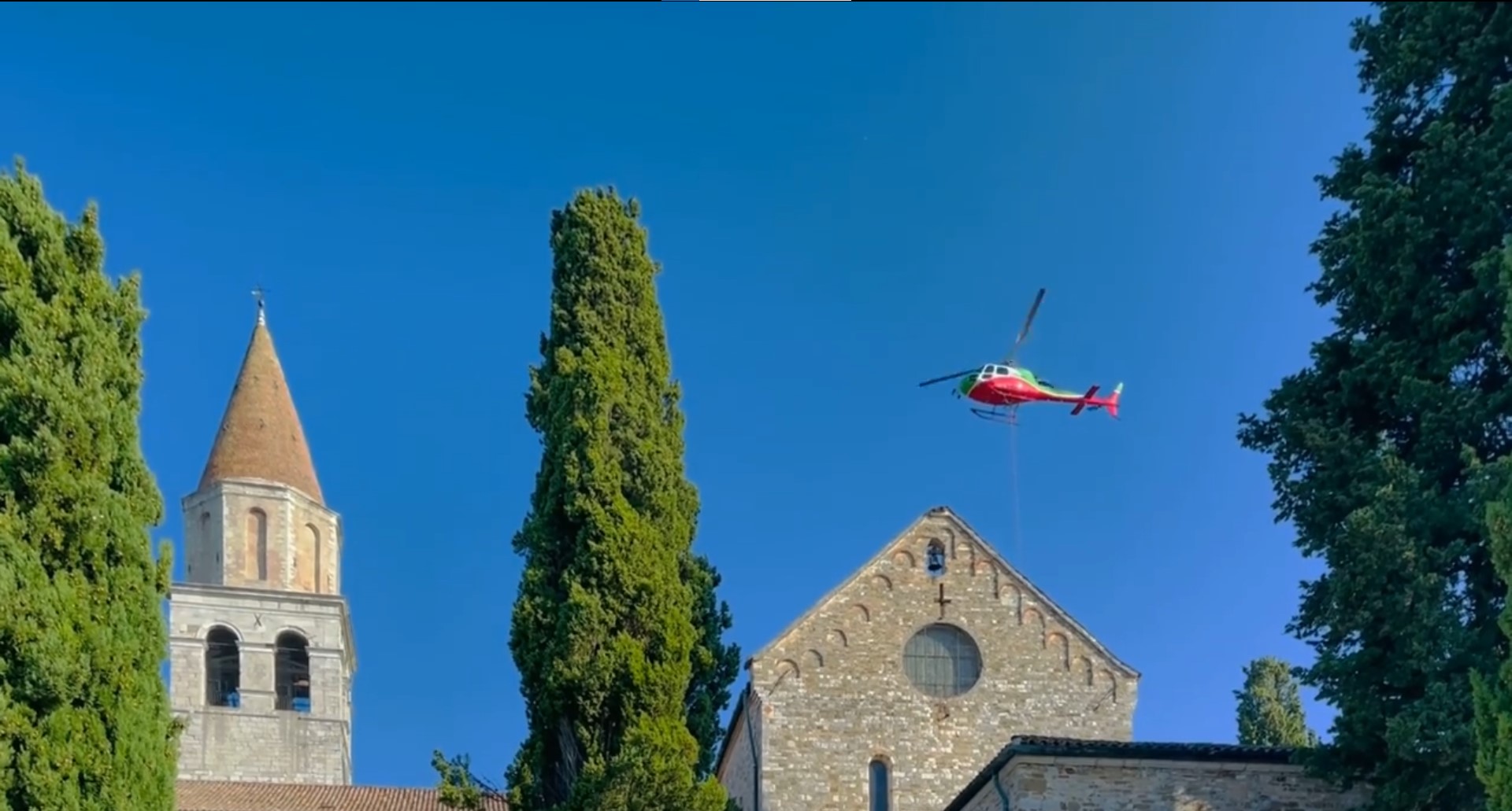 Ad Aquileia gli antichi cipressi si tagliano con l'elicottero
